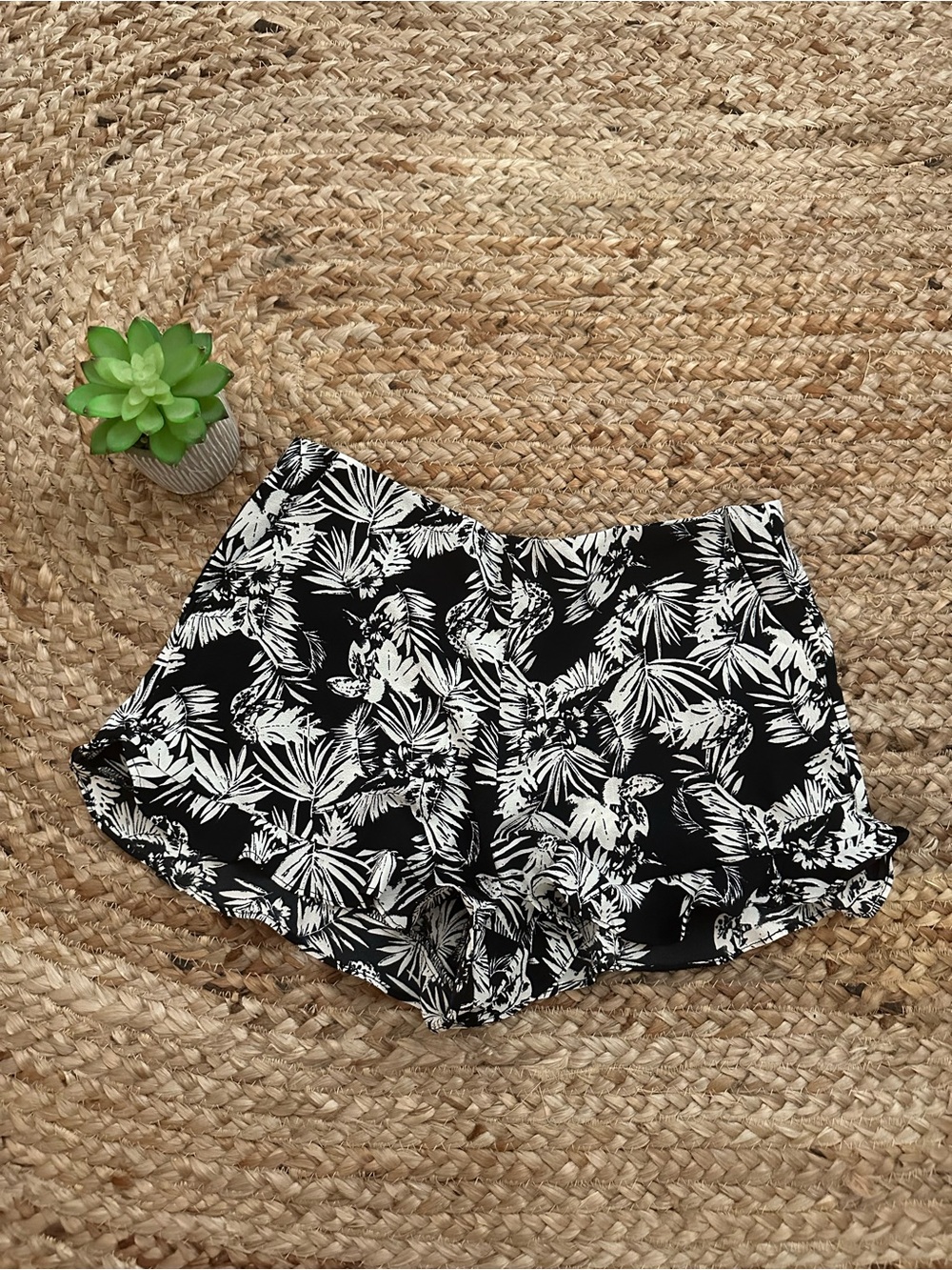 FLOWY LEAF PRINT SHORTS